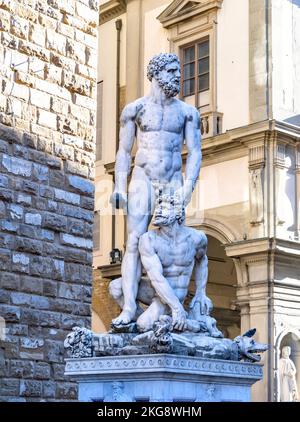 Statua di Ercole e Caco di Baccio Bandinelli, Piazza della Signoria, vicino all'ingresso di Palazzo Vecchio, Firenze, Italia Foto Stock