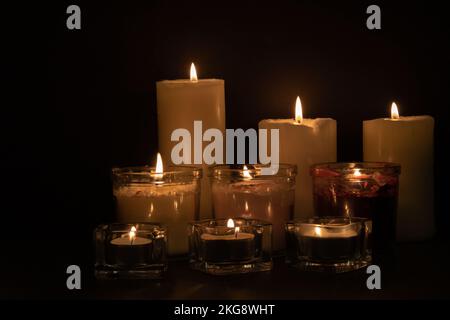 foto di candele accese in tre file Foto Stock