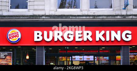 Vista esterna del cartello Burger King sul negozio o sul negozio di Piccadilly Gardens, Manchester, Regno Unito Foto Stock