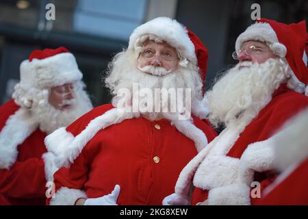 Londra, Regno Unito. 22nd Nov 2022. Gli artisti si preparano per la Santa School nella parte est di Londra, presso l'unica vera scuola di formazione britannica per i professionisti Santas e i loro elfi aiutanti - attualmente nel suo 26th° anno. La scuola vede gli studenti di Babbo Natale imparare tutto quello che hanno bisogno di sapere sul lavoro, tra cui la storia, il carattere, il costume, la voce, il make-up e, soprattutto, il gioco di ruolo. Al termine del corso di formazione, si celebra la Santa laurea in cui gli studenti ricevono un certificato se hanno superato il corso. Credit: Guy Corbishley/Alamy Live News Foto Stock