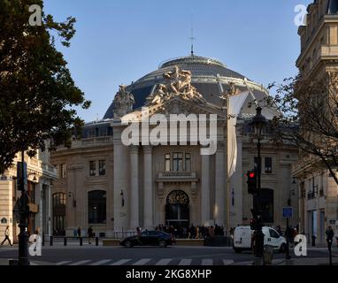 Vista sulla strada. Bourse de Commerce, Parigi, Francia. Architetto: Tadao Ando , 2021. Foto Stock