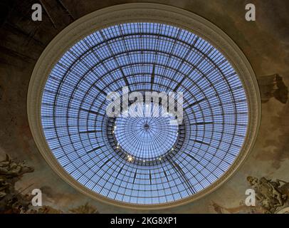 Cupola di vetro nella rotonda principale. Bourse de Commerce, Parigi, Francia. Architetto: Tadao Ando , 2021. Foto Stock