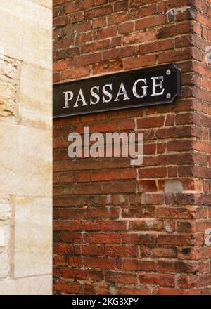 Passage Sign su un passaggio tra gli edifici universitari che conduce al Turf Tavern Pub, Oxford, Regno Unito Foto Stock