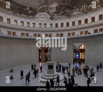 Spazio principale dal livello medio. Bourse de Commerce, Parigi, Francia. Architetto: Tadao Ando , 2021. Foto Stock