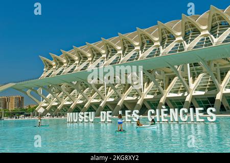 Il Museo delle Scienze nella Città delle Arti e delle Scienze con laghetto nautico a Valencia, provincia di Valencia, Spagna. Foto Stock