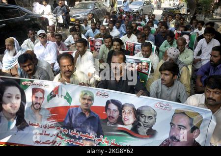 Gli attivisti del Partito popolare Shaheed Bhutto (PPP-SB) stanno organizzando una manifestazione di protesta per il rilascio di Inayat Ali Umrani, presso il press club di Hyderabad martedì 22 novembre 2022. Foto Stock