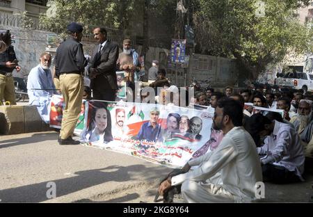 Gli attivisti del Partito popolare Shaheed Bhutto (PPP-SB) stanno organizzando una manifestazione di protesta per il rilascio di Inayat Ali Umrani, presso il press club di Hyderabad martedì 22 novembre 2022. Foto Stock