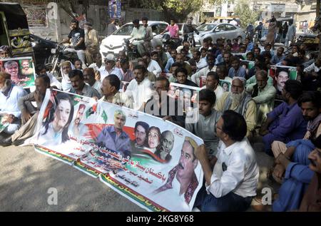 Gli attivisti del Partito popolare Shaheed Bhutto (PPP-SB) stanno organizzando una manifestazione di protesta per il rilascio di Inayat Ali Umrani, presso il press club di Hyderabad martedì 22 novembre 2022. Foto Stock