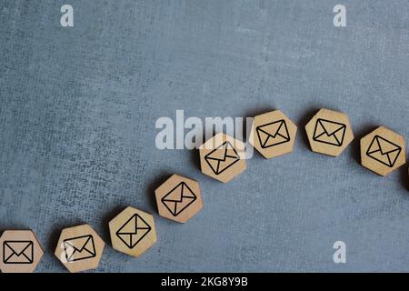 Catena di lettere. Corrispondenza e messaggi correlati. Comunicazione, newsletter via e-mail. Concetto di protezione dell'informazione Foto Stock