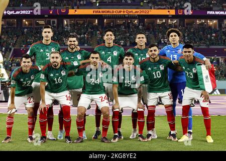 DOHA - Qatar, 22/11/2022, Cesar Jasib Montes of Mexico, Henry Martin of Mexico, Edson Alvarez of Mexico, Hector Moreno of Mexico, portiere del Messico Guillermo Ochoa. (Prima fila lr) Hirving Lozano del Messico, Hector Herrera del Messico, Luis Chavez del Messico, Jorge Sanchez del Messico, Ernesto Vega del Messico, Gesù Gallardo del Messico durante la Coppa del mondo FIFA Qatar 2022 gruppo C partita tra Messico e Polonia nel 974 ° Stadio il 22 novembre, 2022 a Doha, Qatar. AP | Dutch Height | MAURICE OF STONE Credit: ANP/Alamy Live News Foto Stock