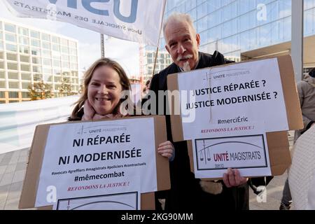 Manifestion des magistrats greffiers et avocats devant le tribunal de Paris, pour alerter sur l'état précaire de la justice en France Foto Stock