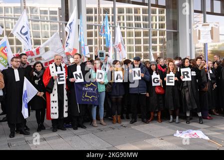 Manifestion des magistrats greffiers et avocats devant le tribunal de Paris, pour alerter sur l'état précaire de la justice en France Foto Stock