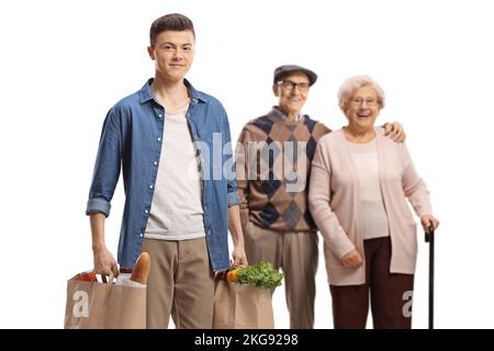 Giovane uomo che aiuta una coppia anziana con borse della spesa isolato su sfondo bianco Foto Stock