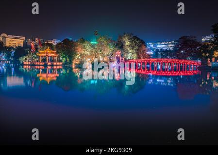 Viaggio in Vietnam concetto, ponte rosso nel lago Hoan Kiem, ha noi, Vietnam, punto di riferimento, paesaggio. Foto Stock