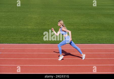 Sportivo professionista durante la sessione di allenamento. Donna sulla pista dello stadio. Sportswoman indossa abbigliamento sportivo. Sportswoman, sportswear. Sport Foto Stock