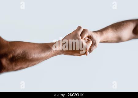 Stretta di mano amichevole, saluto degli amici, lavoro di squadra, amicizia. Primo piano. Soccorso, gesti di aiuto o mani. Presa forte. Due mani, aiutante mano di a. Foto Stock