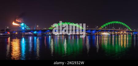 Viaggio in Vietnam concetto, vista notturna paesaggio con spettacolo di luci Dragon Bridge attraverso il fiume a da Nang, Vietnam. Foto Stock