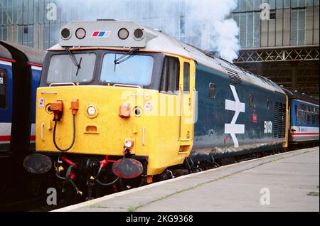 50031 'Hood' Class 50 visto a London Waterloo con 1V09, il servizio 09,10 Waterloo - Exeter, il 31st maggio 1991 Foto Stock