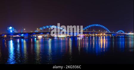 Viaggio in Vietnam concetto, vista notturna paesaggio con spettacolo di luci Dragon Bridge attraverso il fiume a da Nang, Vietnam. Foto Stock