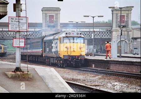 50031 'Hood' Classe 50 visto a Exeter St.. Davids con 5V09 - lo stock vuoto del servizio 09,10 Waterloo - Exeter, il 31st maggio 1991 Foto Stock