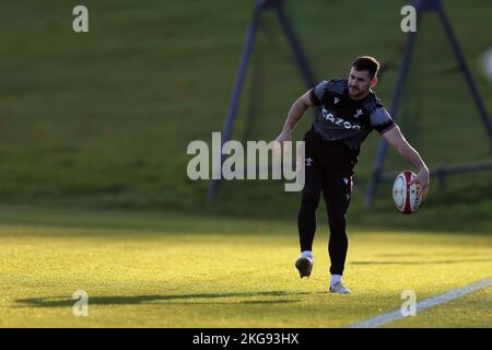 Cardiff, Regno Unito. 22nd Nov 2022. Tomos Williams of Wales durante la sessione di rugby del Galles, vale of Glamorgan martedì 22nd novembre 2022. pic di Andrew Orchard/Andrew Orchard SPORTS photography/Alamy Live News Credit: Andrew Orchard SPORTS photography/Alamy Live News Foto Stock