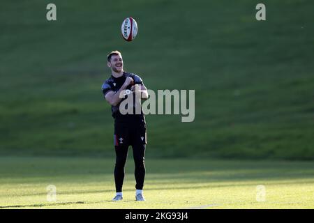 Cardiff, Regno Unito. 22nd Nov 2022. Tomos Williams of Wales durante la sessione di rugby del Galles, vale of Glamorgan martedì 22nd novembre 2022. pic di Andrew Orchard/Andrew Orchard SPORTS photography/Alamy Live News Credit: Andrew Orchard SPORTS photography/Alamy Live News Foto Stock