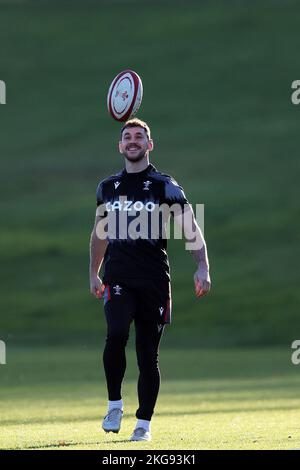 Cardiff, Regno Unito. 22nd Nov 2022. Tomos Williams of Wales durante la sessione di rugby del Galles, vale of Glamorgan martedì 22nd novembre 2022. pic di Andrew Orchard/Andrew Orchard SPORTS photography/Alamy Live News Credit: Andrew Orchard SPORTS photography/Alamy Live News Foto Stock