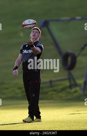 Cardiff, Regno Unito. 22nd Nov 2022. Josh Adams del Galles durante la sessione di rugby del Galles, vale of Glamorgan martedì 22nd novembre 2022. pic di Andrew Orchard/Andrew Orchard SPORTS photography/Alamy Live News Credit: Andrew Orchard SPORTS photography/Alamy Live News Foto Stock