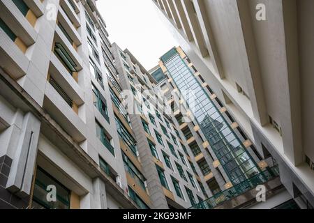Vista ad angolo basso di alti edifici residenziali nella Contea di Yilan, Taiwan Foto Stock