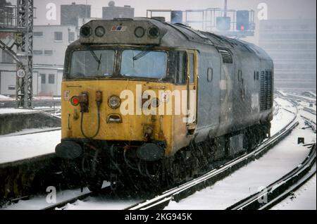 50031 'Hood' Classe 50 visto a Londra Waterloo durante il Big Freeze del Febbraio 1991 Foto Stock