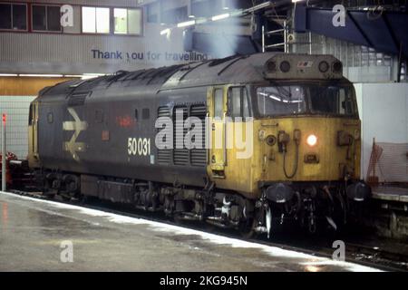 50031 'Hood' Classe 50 visto sui blocchi a Londra Waterloo durante il Big Freeze del 1991 febbraio Foto Stock