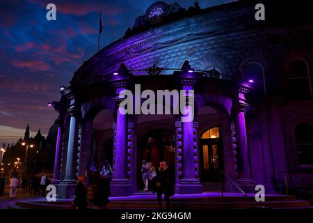Il Corn Exchange è illuminato da luci blu e viola, creando una splendida scena durante l'ora blu a Leeds, West Yorkshire, Inghilterra, Regno Unito. Foto Stock