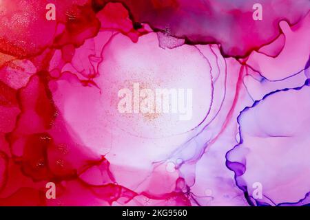 Macro primo piano degli strati di inchiostro di alcool rosso e viola e spruzzi di polvere dorata. Inchiostro fluido, sfondo astratto con trama full frame. Foto Stock