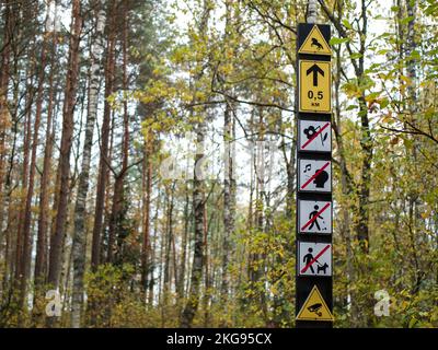 Indicazioni turistiche sull'interazione con la natura, focalizzazione selettiva. Indicazioni per il Parco Nazionale Foto Stock