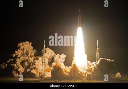 KENNEDY SPACE CE|NTRE, FLORIDA, USA - 16 novembre 2022 - il razzo Space Launch System della NASA che porta la navicella spaziale Orion lancia il lancio di Artemis i fli Foto Stock