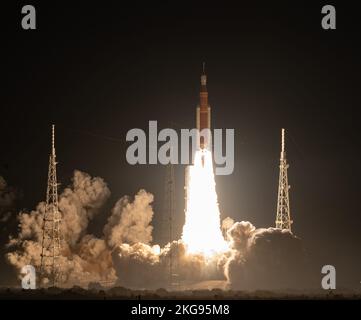 KENNEDY SPACE CE|NTRE, FLORIDA, USA - 16 novembre 2022 - il razzo Space Launch System della NASA che porta la navicella spaziale Orion lancia il lancio di Artemis i fli Foto Stock