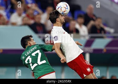 DOHA - Qatar, 22/11/2022, (LR) Hirving Lozano del Messico, Bartosz Bereszynski della Polonia durante la Coppa del mondo FIFA Qatar 2022 gruppo C incontro tra Messico e Polonia al 974 Stadio il 22 novembre 2022 a Doha, Qatar. AP | Olandese altezza | MAURICE DI PIETRA Foto Stock