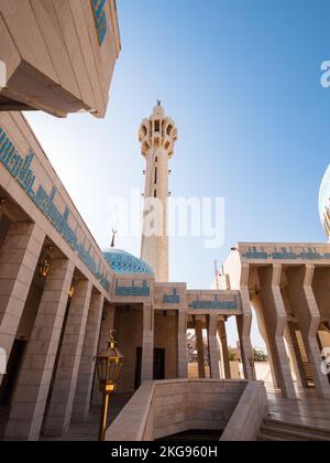 Bella vista della Moschea di Re Abdullah i (Moschea Blu) con magnifica cupola a mosaico blu ad Amman, Giordania Foto Stock