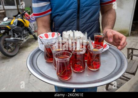 Bicchieri di tradizionale tè turco, Istanbul, Turchia Foto stock - Alamy