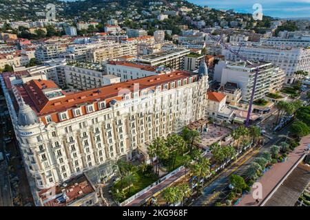 Volo aereo sopra la croisette Cannes sulla Costa Azzurra sul Mar Mediterraneo. La location del famoso Festival del Cinema di Cannes Foto Stock