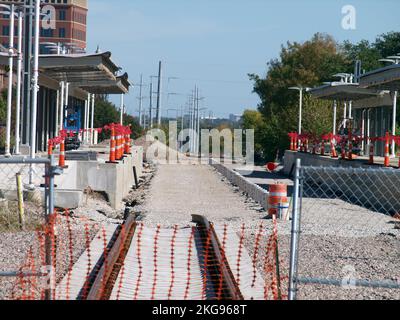 Cose interessanti in due stazioni Silverline in costruzione Foto Stock