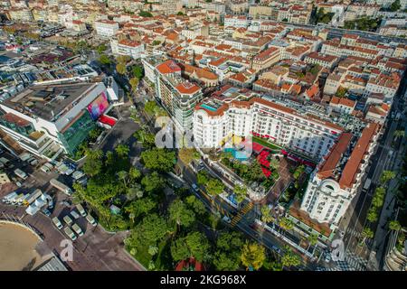 Volo aereo sopra la croisette Cannes sulla Costa Azzurra sul Mar Mediterraneo. La location del famoso Festival del Cinema di Cannes Foto Stock