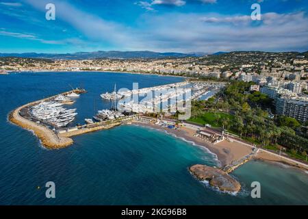 Vista aerea sul porto turistico di Cannes, in Costa Azzurra. Guardando giù su mega Yacht con la croisette in background. Foto Stock