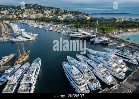 Vista aerea sul porto turistico di Cannes, in Costa Azzurra. Guardando giù su mega Yacht con la croisette in background. Foto Stock