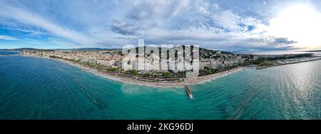 Volo aereo sopra la croisette Cannes sulla Costa Azzurra sul Mar Mediterraneo. La location del famoso Festival del Cinema di Cannes Foto Stock