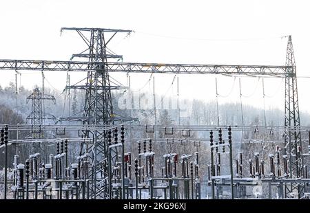 Tempo stagionale, un gruppo di comando ad alta tensione, dopo le pesanti nevicate di lunedì. Foto Stock