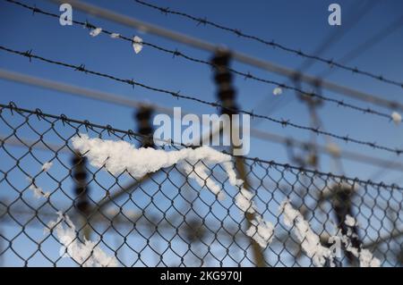 Tempo stagionale, un gruppo di comando ad alta tensione, dopo le pesanti nevicate di lunedì. Foto Stock