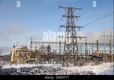 Tempo stagionale, un gruppo di comando ad alta tensione, dopo le pesanti nevicate di lunedì. Foto Stock