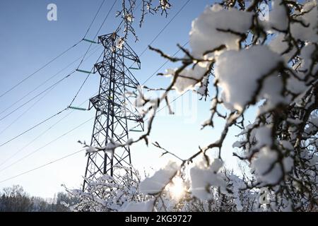 Tempo stagionale, linee elettriche, dopo la forte nevicata di lunedì. Foto Stock