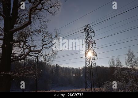 Tempo stagionale, linee elettriche, dopo la forte nevicata di lunedì. Foto Stock